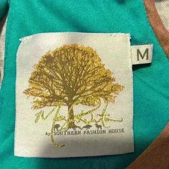 Missy Robertson by Southern Fashion House Cold Shoulder Embroidered Medium - Picture 7 of 9